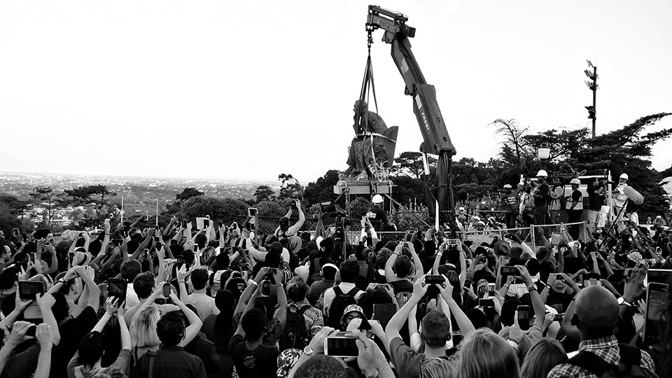 The removal of the statue of Cecil Rhodes from the University of Cape Town, 9 April 2015 (photo by Desmond Bowles, via Wikimedia Commons: https://commons.wikimedia.org/wiki/File:-RMF_Statue_Removal_32_Desmond_Bowles.jpg)
